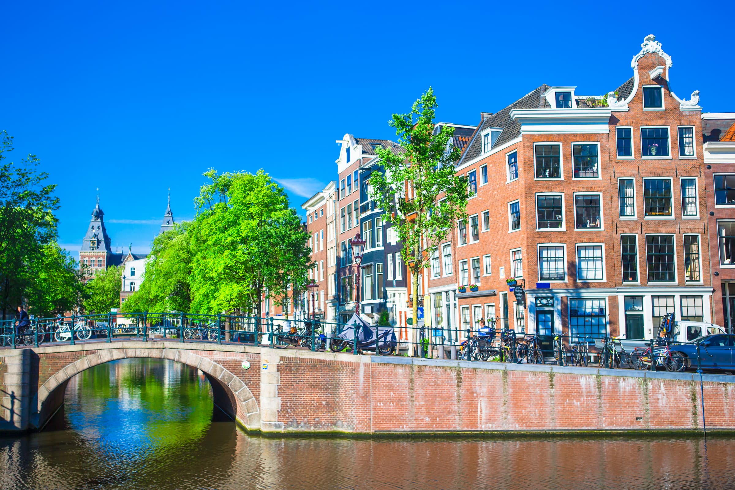 beautiful-canal-in-the-old-city-of-amsterdam-neth-2026-03-18-17-35-27-utc (1)