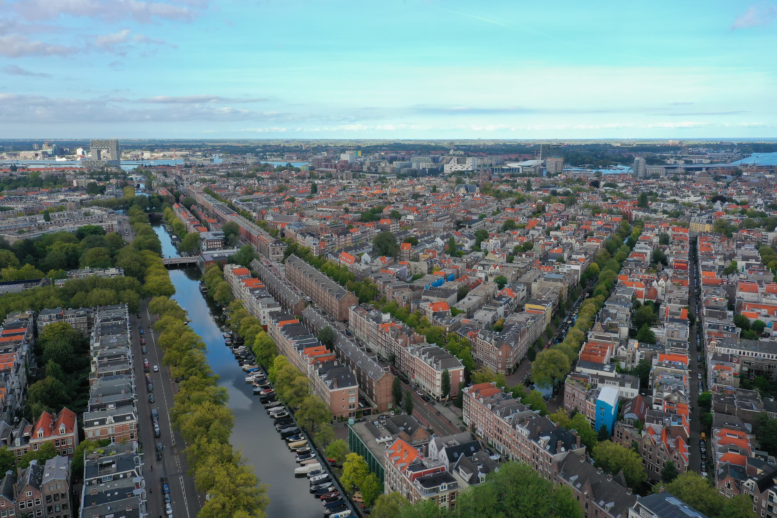 streets-of-amsterdam-with-overlook-to-the-central-2026-03-18-16-17-23-utc (1)